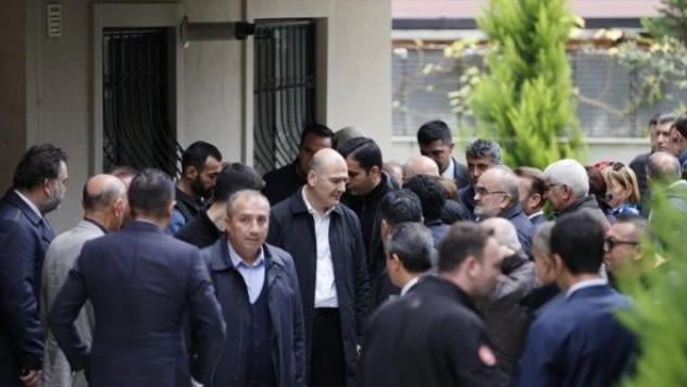 Bakan Soylu'dan saldırıda hayatını kaybeden anne ile kızın ailesine taziye ziyareti