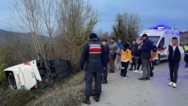 Bartın'da yolcu otobüsünün devrilmesi sonucu 39 kişi yaralandı