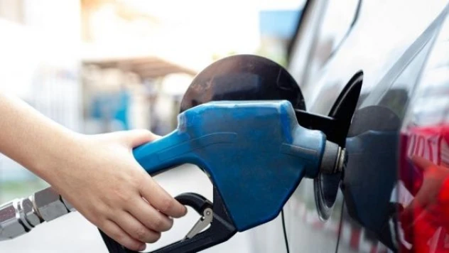 Benzine önce zam sonra indirim geldi