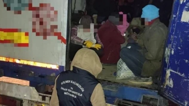 Bitlis'te TIR dorsesinde yüzlerce düzensiz göçmen yakalandı