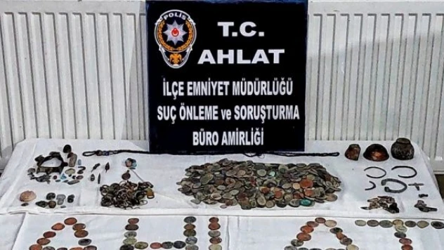 Bitlis'te bin 134 sikke ve 339 tarihi obje ele geçirildi