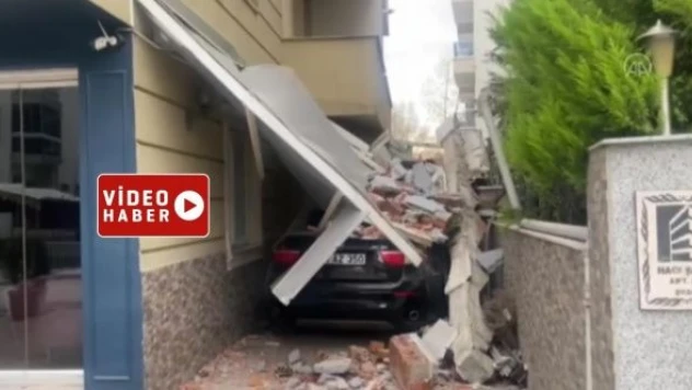 Depremde bir cip çöken evin altında kaldı