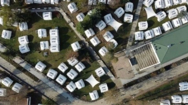 Depremzedeler kurulan çadırlarda konaklıyor