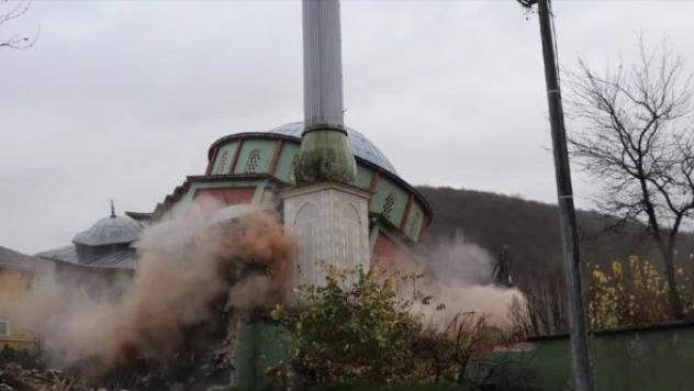 Düzce'de depremde hasar gören Sarıdere Köyü Camisi yıkılıyor