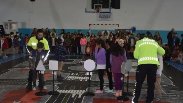 Kars'ta polisler yüzlerce öğrenciye trafik eğitimi verdi