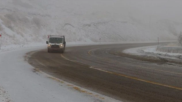 Kop Dağı Geçidi'nde kar ve sis etkili oluyor
