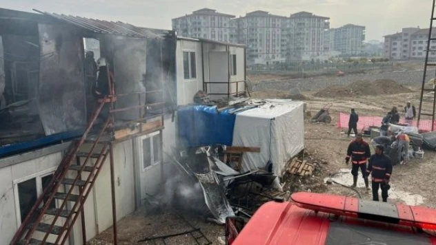 Malatya'da inşaat işçilerinin kaldığı konteyner yandı