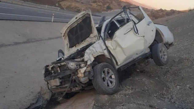 Malatya'da kamyonet şarampole devrildi!