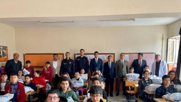 Malatya'da binlerce  öğrenciye kıyafet yardımı yapıldı