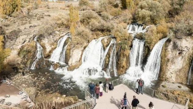 Muradiye Şelalesi bugünlerde ziyaretçi akınına uğruyor