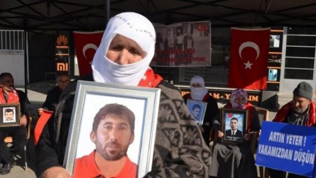 Muş'ta evlat nöbeti tutan aileler Pençe-Kılıç Harekatı'na destek verdi