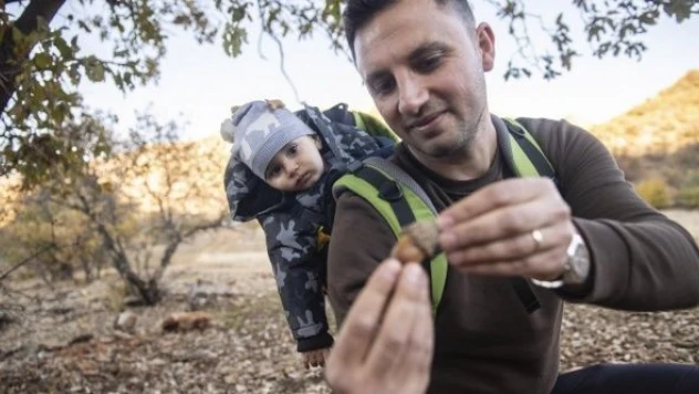 Öğretmen baba oğlunu doğada yetiştiriyor