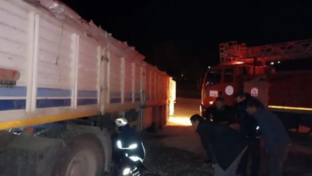 Özalp'ta TIR lastikleri alev aldı