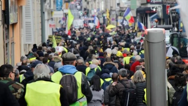 Paris'te sarı yelekliler yine sokağa indi