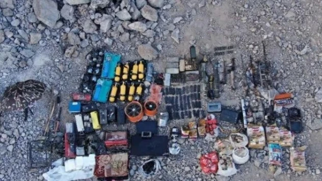 Pençe Kilit bölgesinde teröristlere ait 6 odalı mağara bulundu