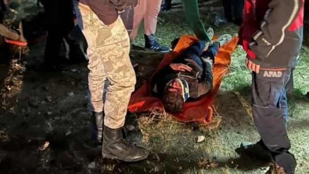 Van'da kayalıkta mahsur kalan düzensiz göçmenler böyle  kurtarıldı