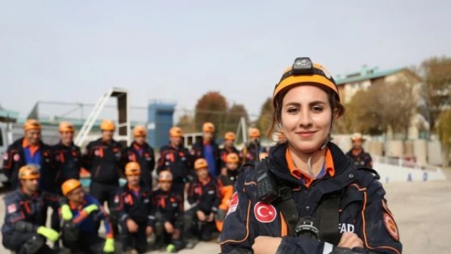 Van depremini yaşayan genç kız , arama kurtarma teknisyeni oldu