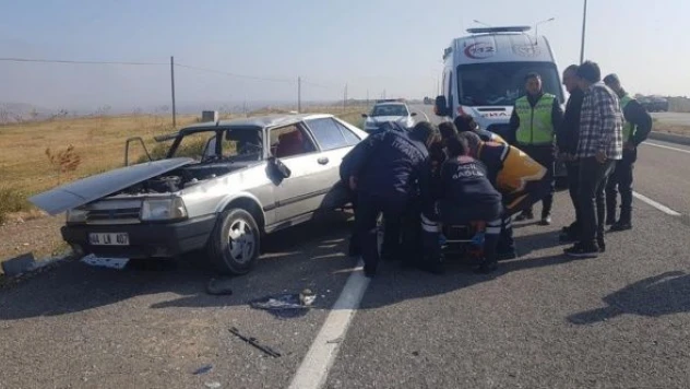 Yazıhan'da otomobil refüje çarptı!