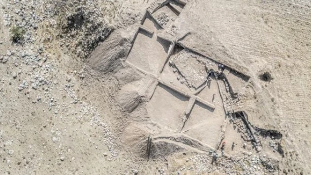 Zernaki Tepe'de burç temeli gün yüzüne çıktı