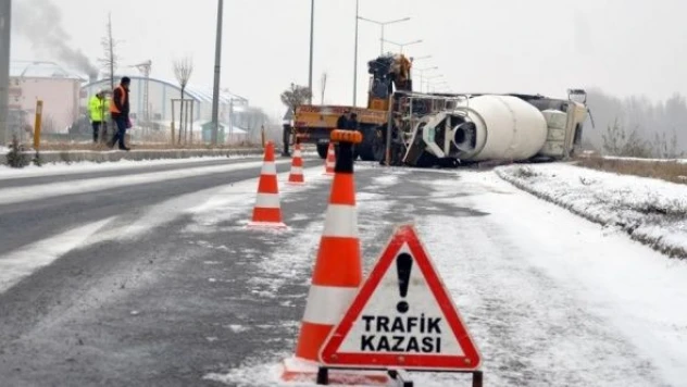 Ağrı'da beton mikseri devrildi