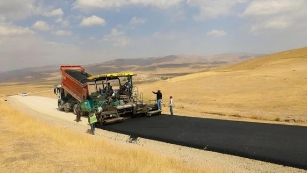 Ağrı'da köy yolları asfaltlandı
