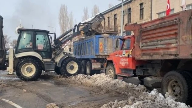 Ardahan'da biriken kar kent dışına taşınıyor