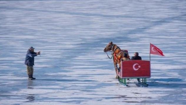 Atlı kızaklar Çıldır Gölü'nün yüzeyine çıkmaya başladı
