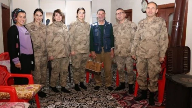 Bingöl'de jandarma ekiplerinden şehit ailelerine ziyaret