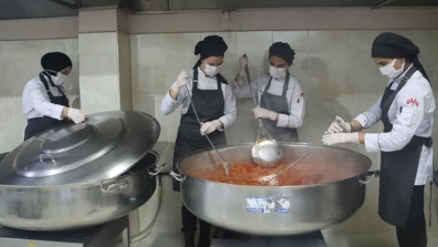 Erciş'te aşçı adayları binlerce öğrenci için yapılan yemeklere yardım ediyor