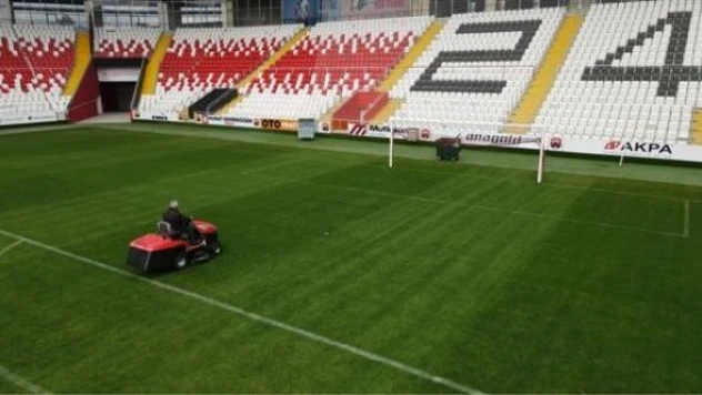 Erzincan'da vatandaş çimleri 32 yıldır maçlara hazırlıyor