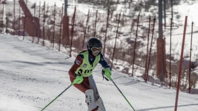 Genç kayakçılar Erzurum'da ter döktü