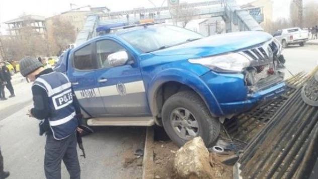 Hakkari'de kamyonet zabıta aracına çarptı