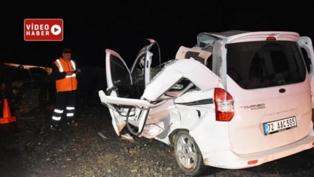 Hakkari-Van karayolunda kayalar otomobili parçaladı