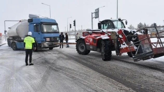 Kars ile Erzurum'da TIR'lar  yolda kaldı