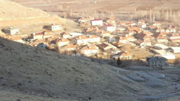 Malatya'da otomobil şarampole devrildi