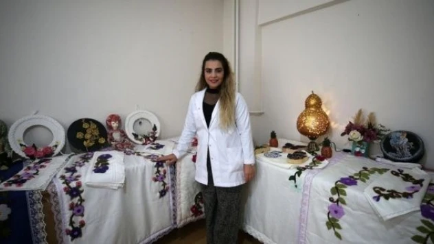 Muşlu kadınlar atıl malzemelerle hediyelik eşya üretiyor