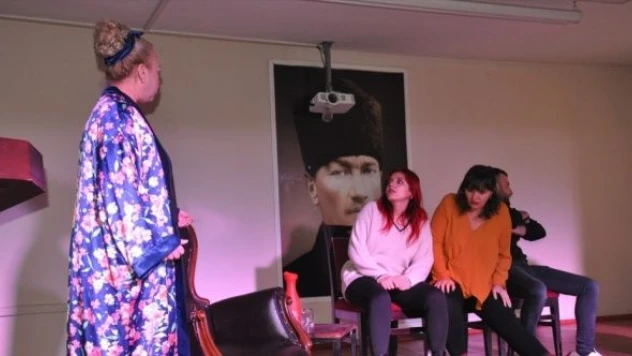 Muş'ta 'Asla pes etme ve yitip gitme' adlı tiyatro oyunu sahnelendi