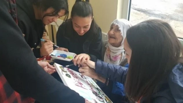 Tuncelili öğrencilerden huzurevi sakinlerine moral etkinliği