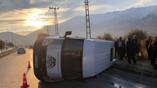 Van'da öğrenci servisi devrildi: 11 kişi yaralandı