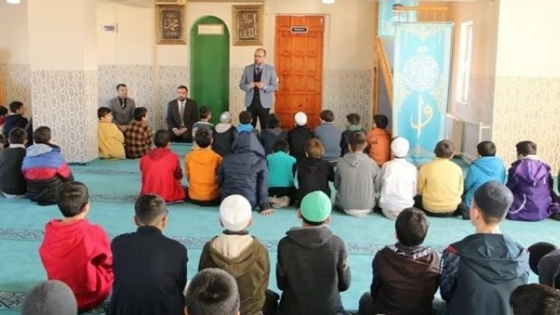 Ağrı'da 'Her Ay Bir Konu Bir Konuk' projesinin ilk programı düzenlendi