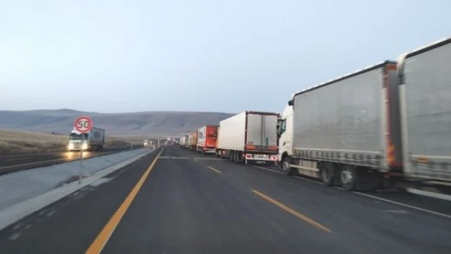 Ardahan'da TIR kuyruğu kilometreleri buldu