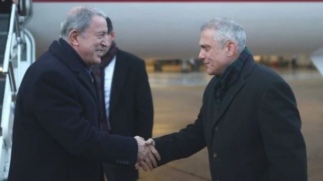 Bakan Akar, resmi davetli olarak İngiltere'ye gitti