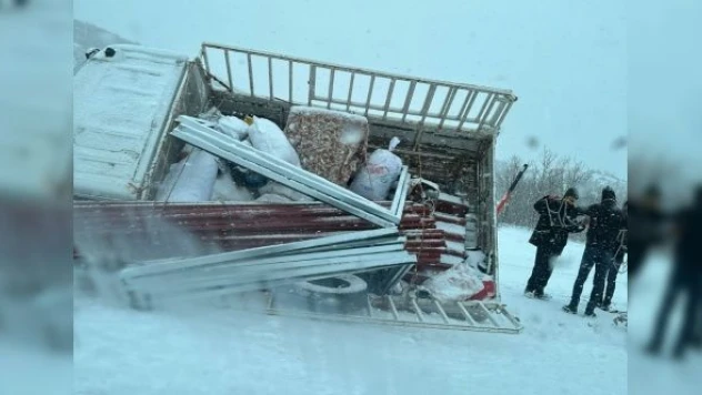 Bingöl'de kamyonet yan yattı