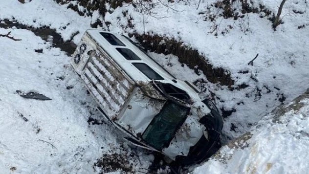 Bitlis'te trafik kazası: Minibüsten atladılar