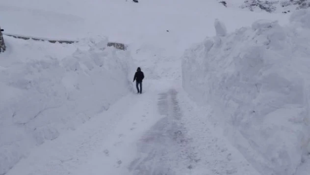 Hakkari'de kardan tüneller oluştu