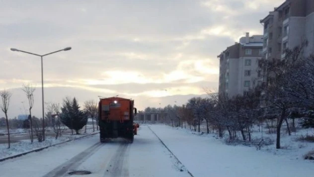 Malatya'da kar yolları kapattı