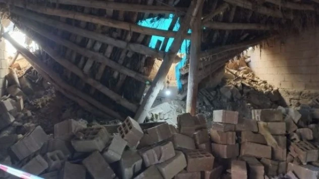 Van'da ahır çöktü... Hayvanlar telef oldu