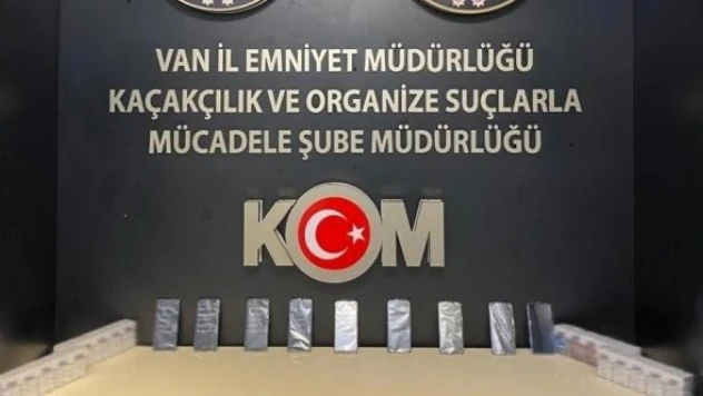 Van'da kaçak cep telefonu ve sigara yakalandı