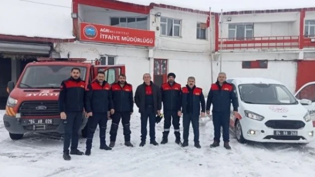 Ağrı Belediyesi deprem bölgesine yardım elini uzattı