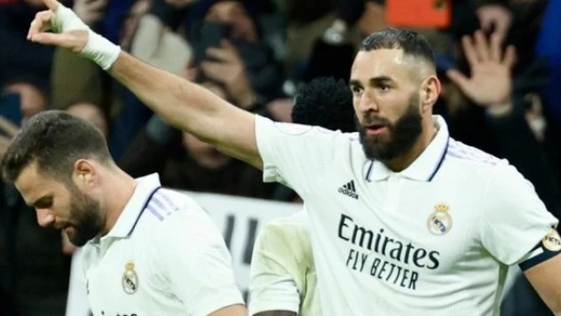 Bir imzalı forma daha depremzedeler için satılacak